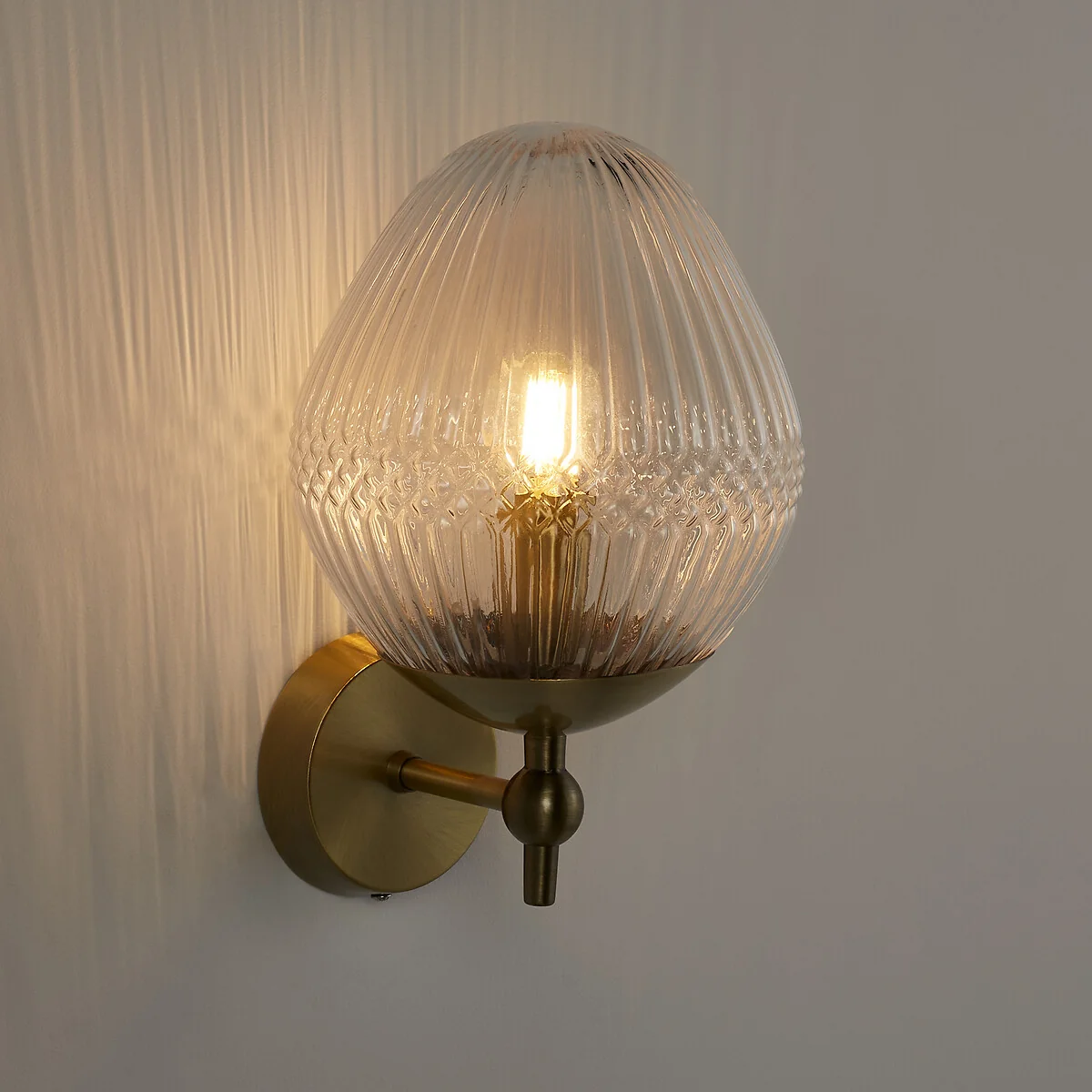 Ari Wall Light in Brass and Ribbed Glass – image 3