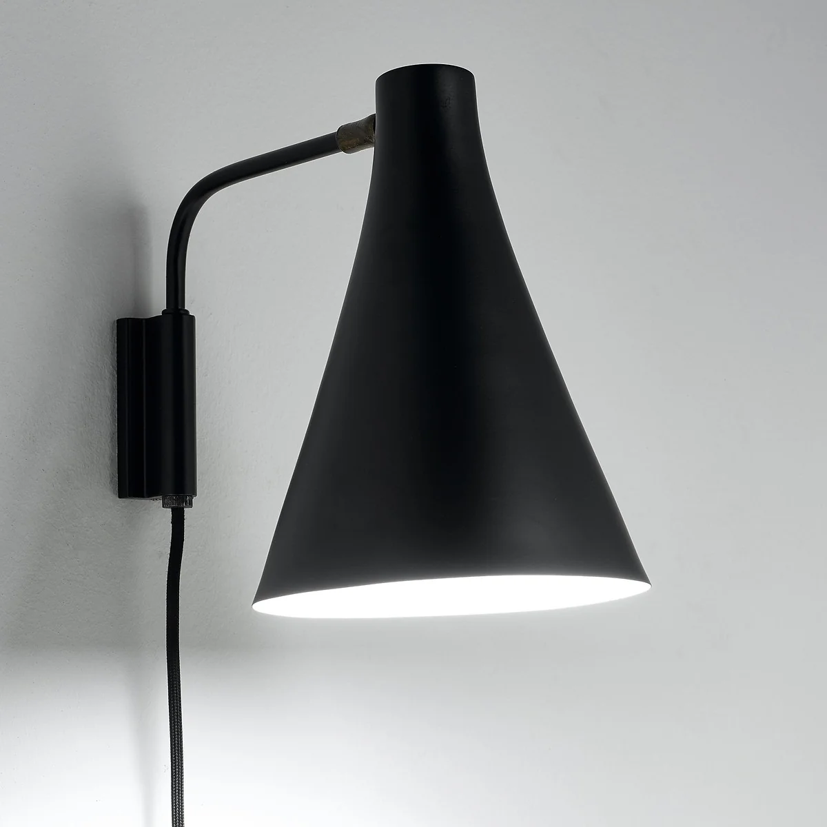Jameson Contemporary Wall Light in Metal – image 5