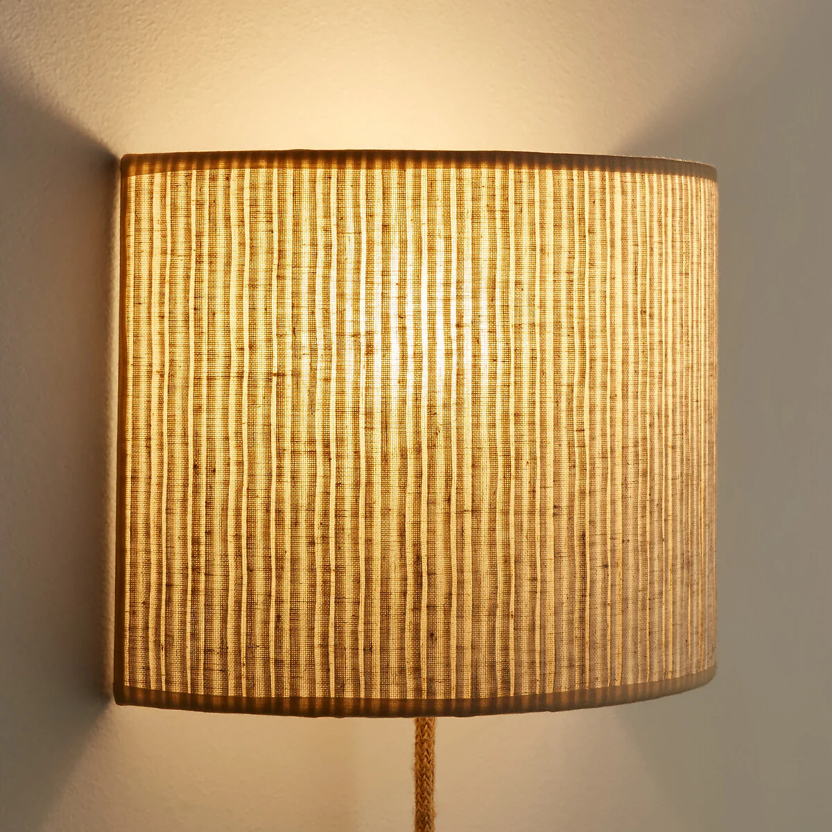 Jakoma Wall Light in Pleated Linen H18cm – image 2