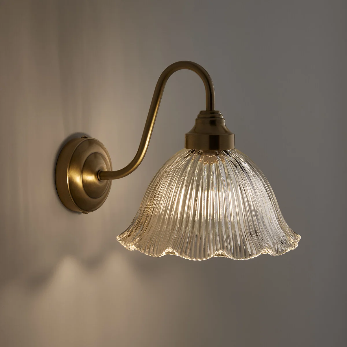 Iloa Striated Glass and Brass-Plated Iron Wall Lamp – image 2