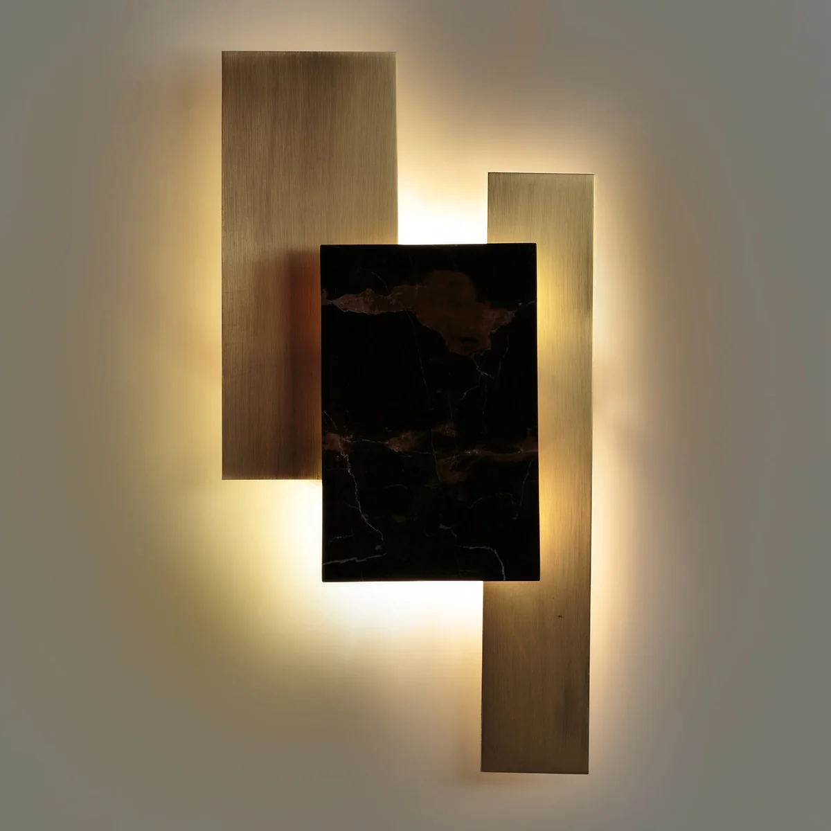 Portson Contemporary Wall Light in Marble & Metal – image 3
