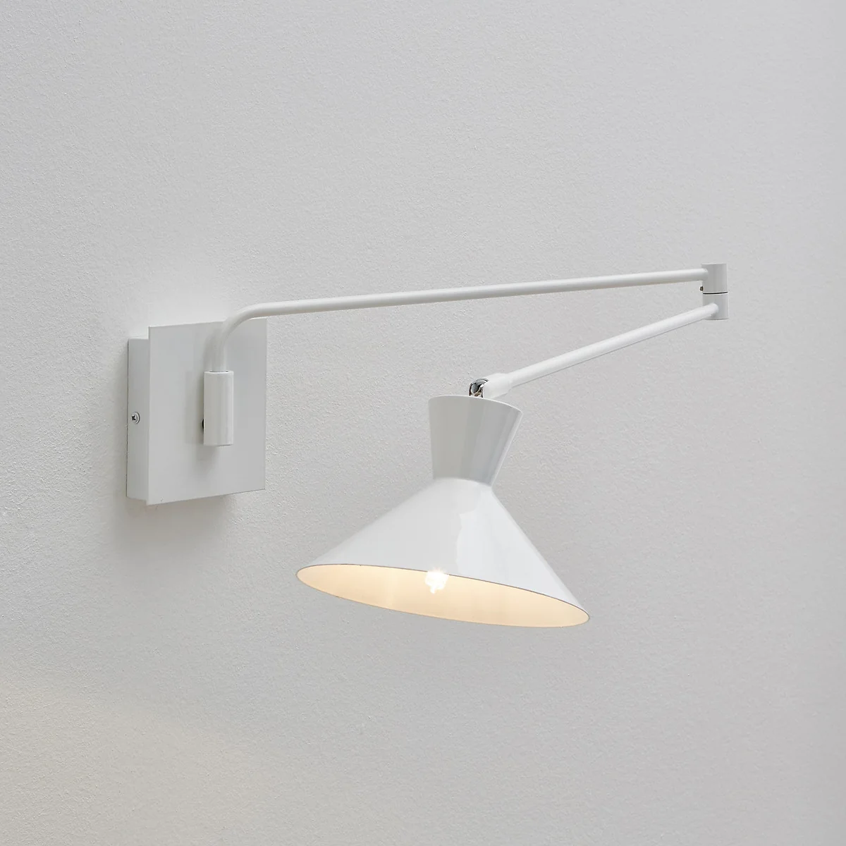 Voltige Contemporary Articulated Metal Wall Light – image 4