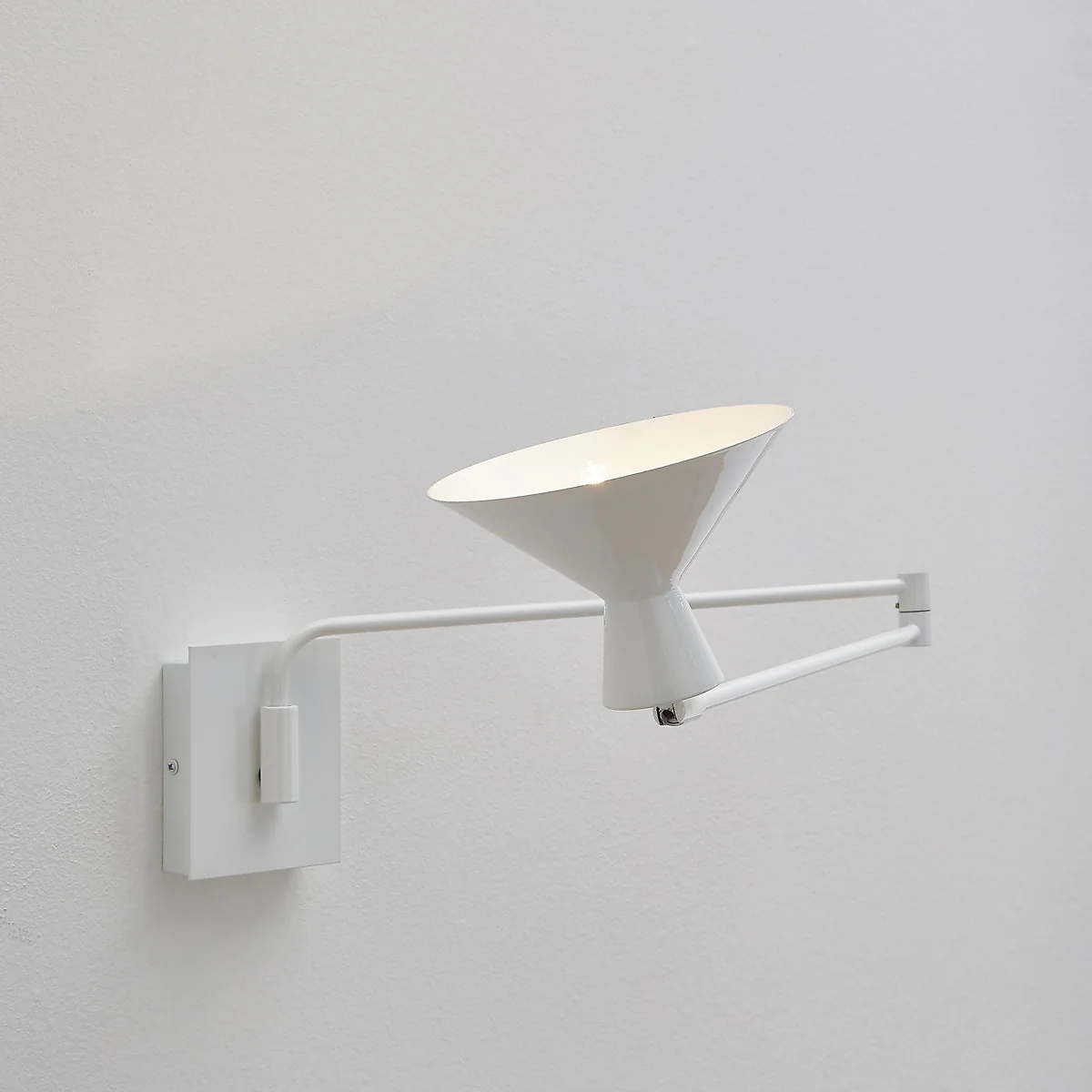 Voltige Contemporary Articulated Metal Wall Light – image 8