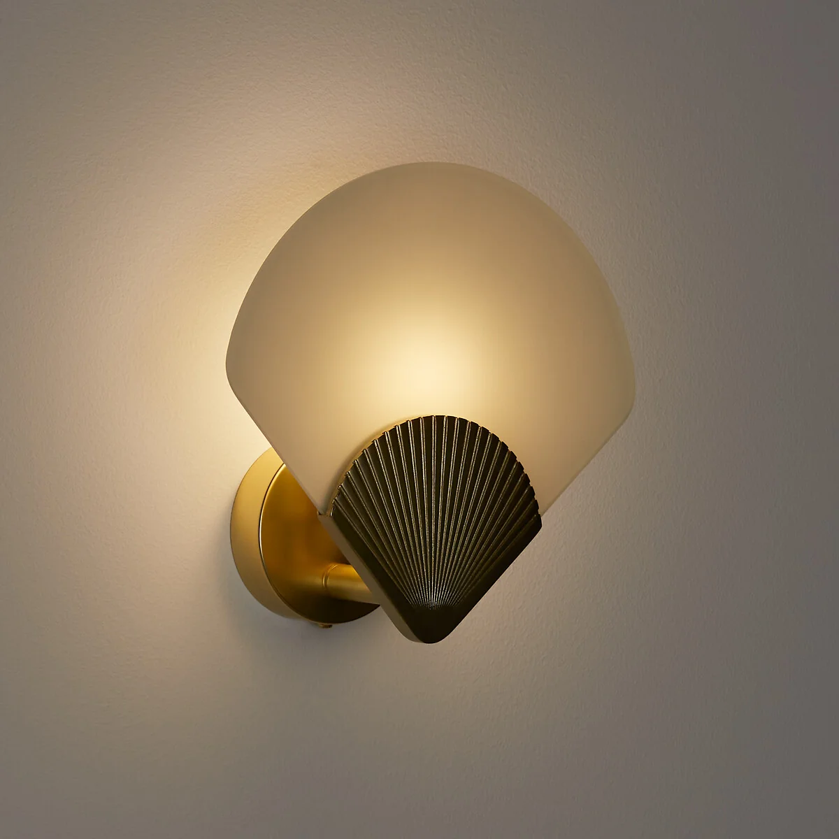 Alcance Fan Brass and Opaline Wall Light – image 5