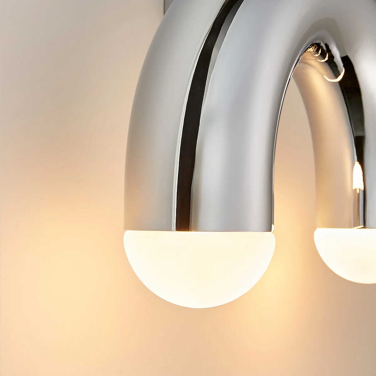 Wall Light in Chrome Iron and Opaline, Quillo – image 4