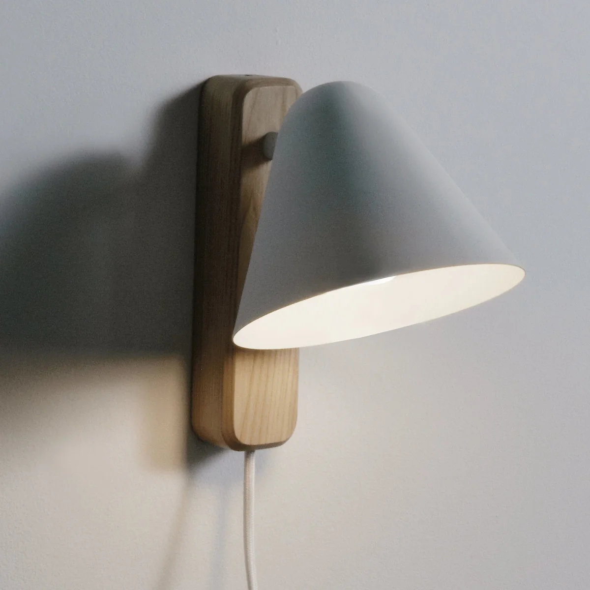 Cotapi Contemporary Wall Light in Ash & Metal – image 4