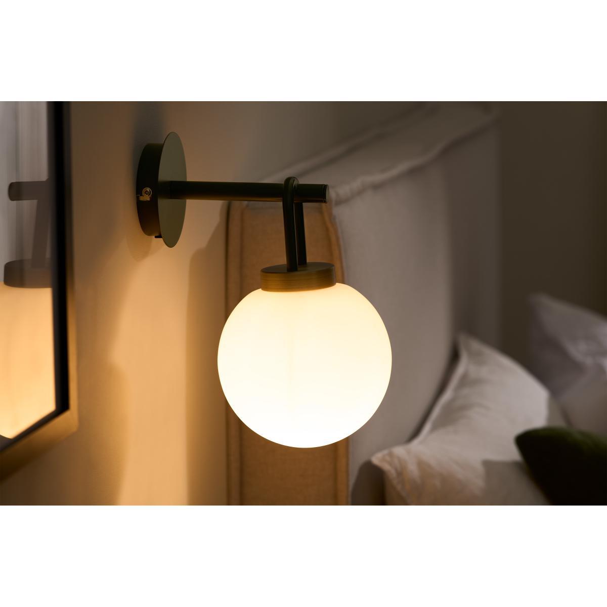 Nyro Wall Lamp, Green Glass & Antique Brass – image 5