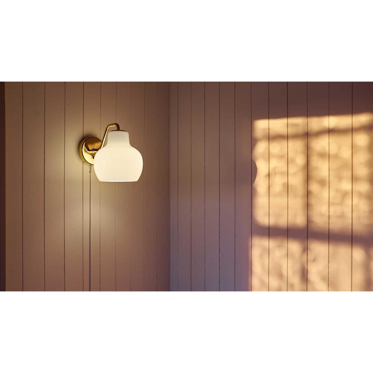 VL Ring Crown Wall light with plug - / 1940 reissue by Louis Poulsen White/Gold/Metal – image 2