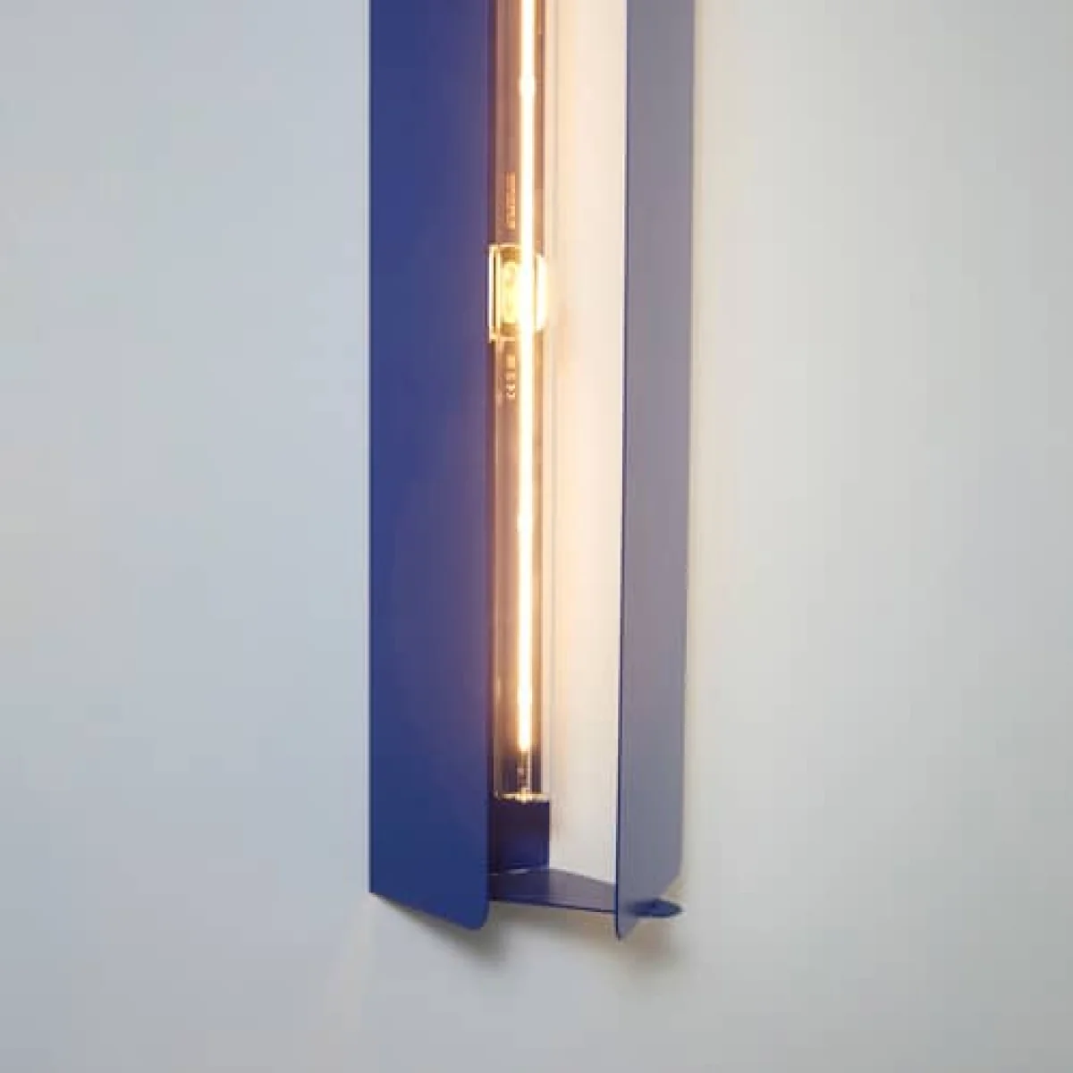 Obliquo Wall light metal blue / L 60 cm - ATELIER DOBRA – image 4