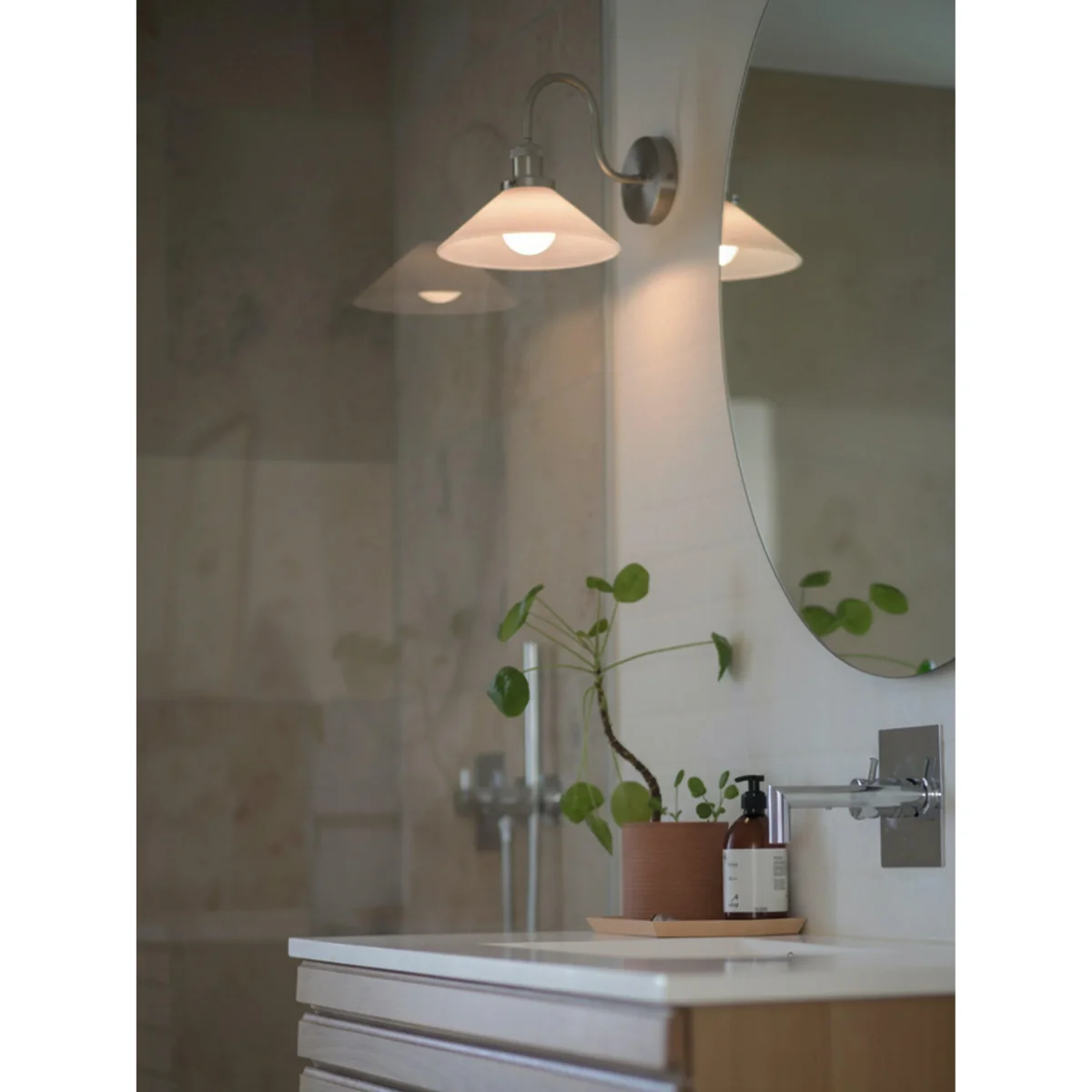 PR Home August wall lamp Opal-chrome – image 2