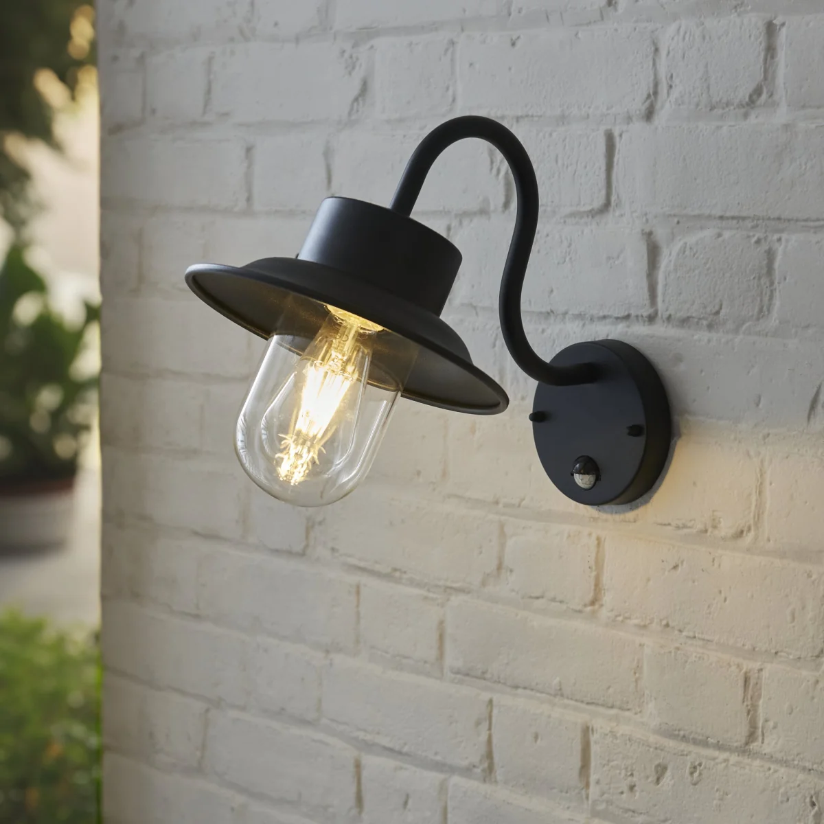 Chesham PIR 1 Light Wall Light Black – image 6