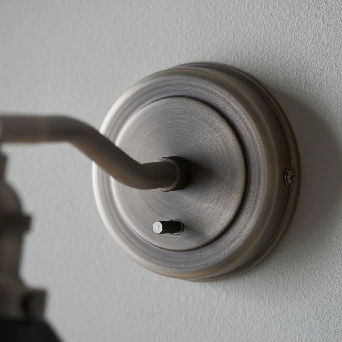 Franklin Pewter Adjustable Wall Light – image 3