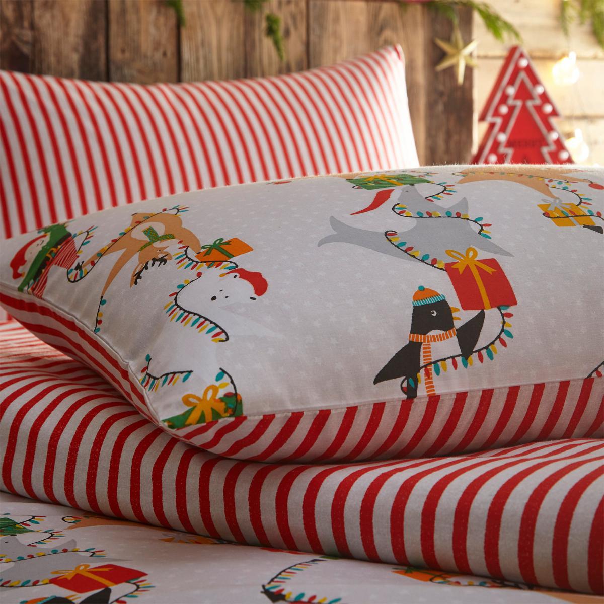 Furn. Santas Workshop Duvet Cover and Pillowcase Set White – image 3