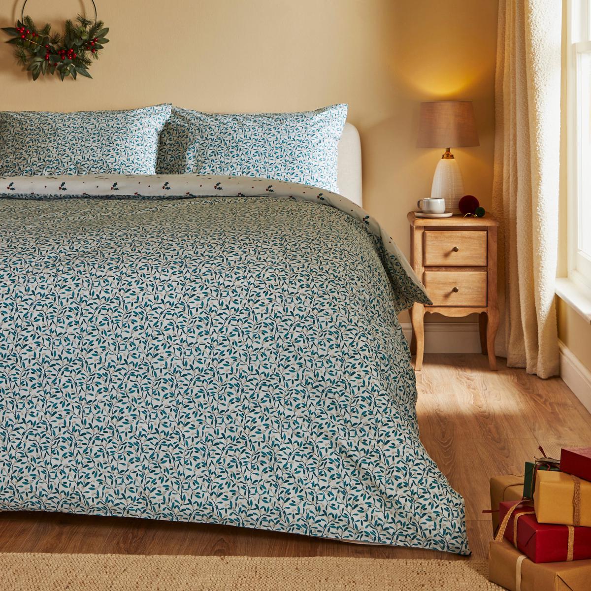 Winter Berries Reversible Duvet Cover and Pillowcase Set Green/White