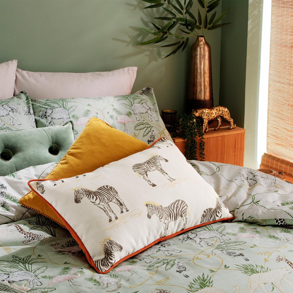 Furn. Serengeti Animals Reversible Duvet Cover and Pillowcase Set Sage (Green) – image 3