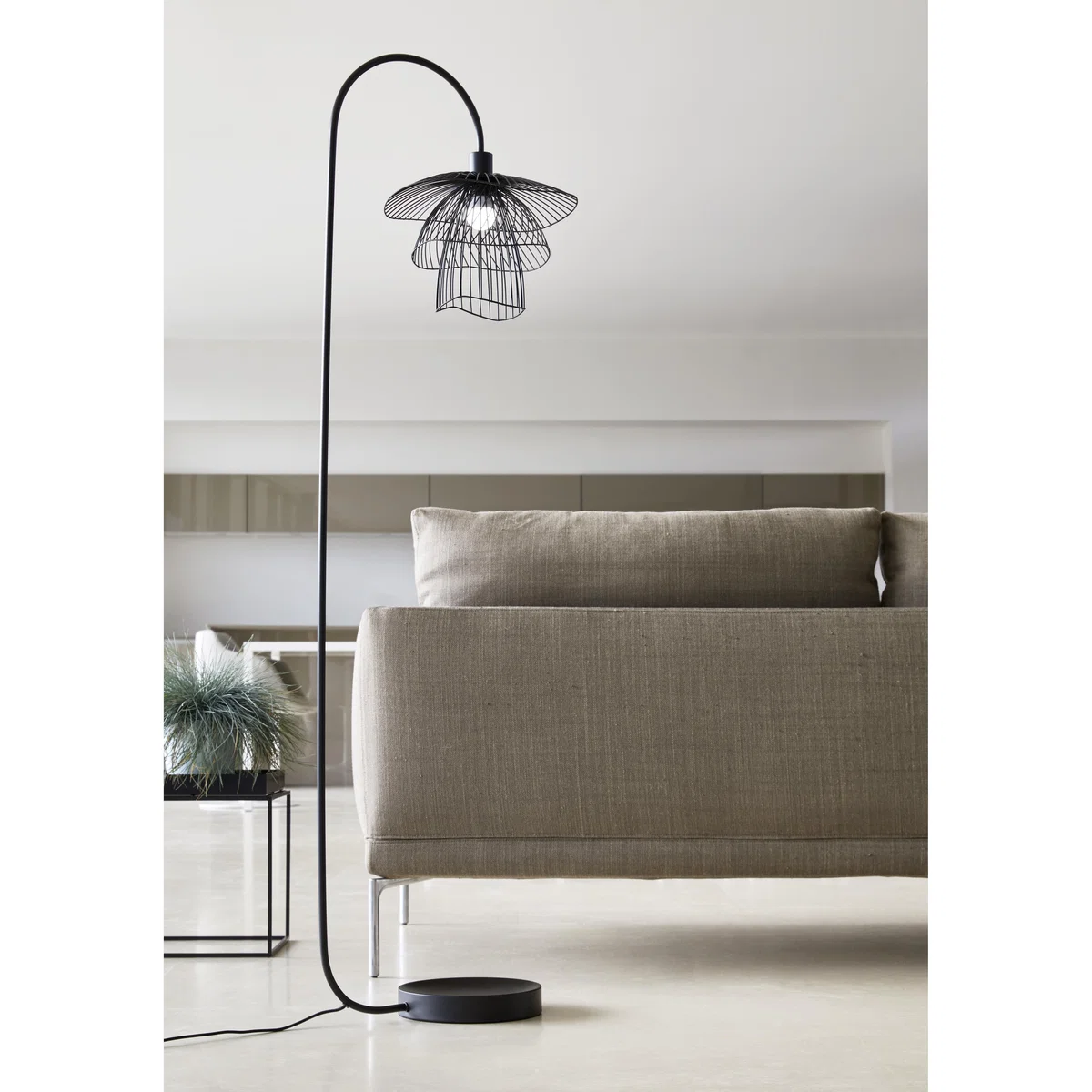 Papillon Floor lamp - / H 150 cm by Forestier Pink – image 1