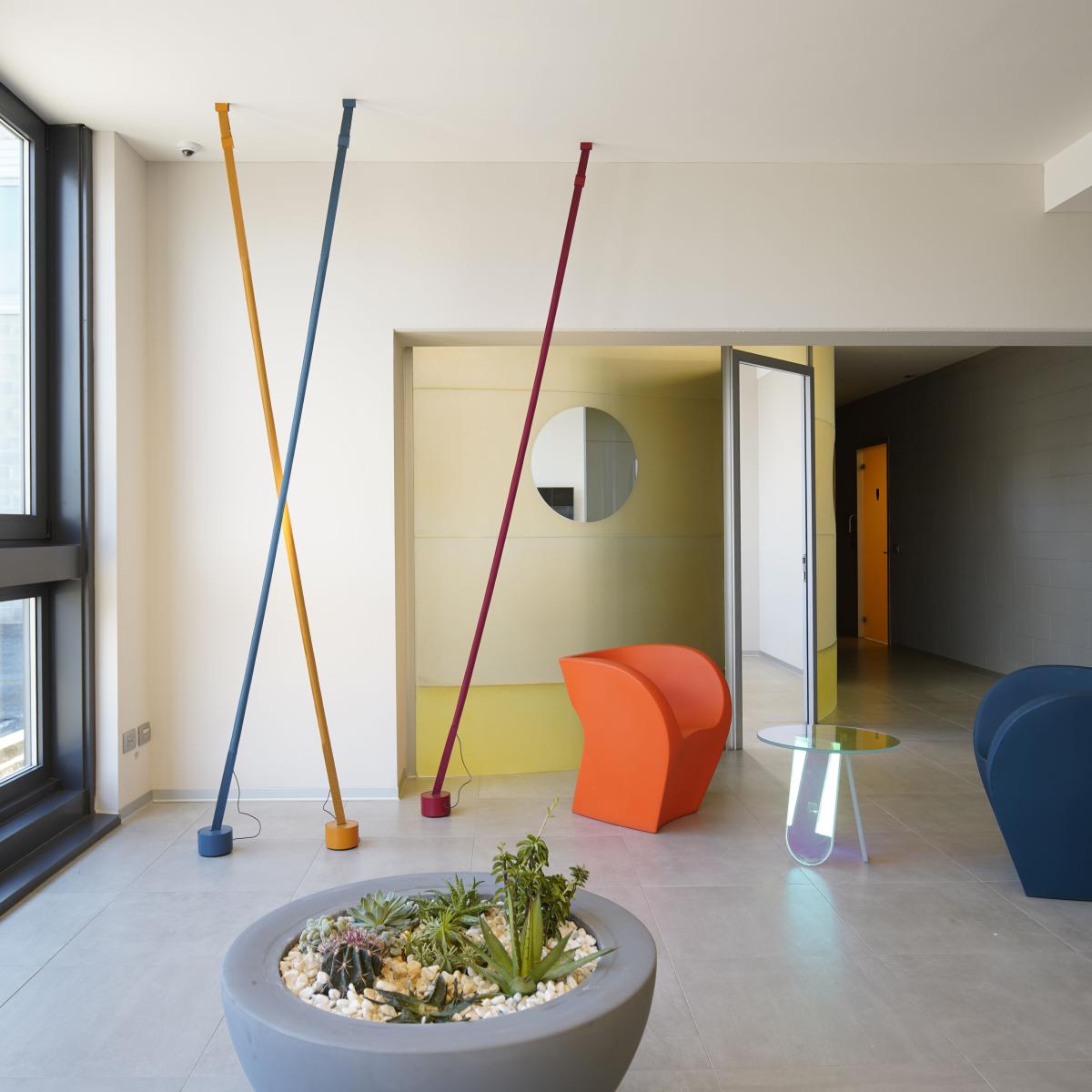 Floor lamp Elastica LED textile / Fabric light strip stretched between floor and ceiling. - Martinelli Luce – image 3