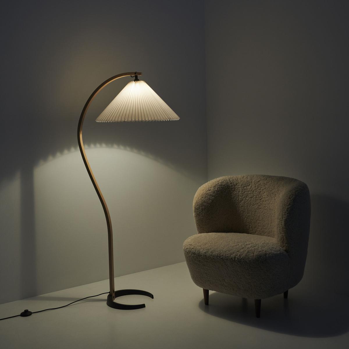 Timberline Floor lamp textile white natural wood / 1970s relaunch - Gubi – image 2