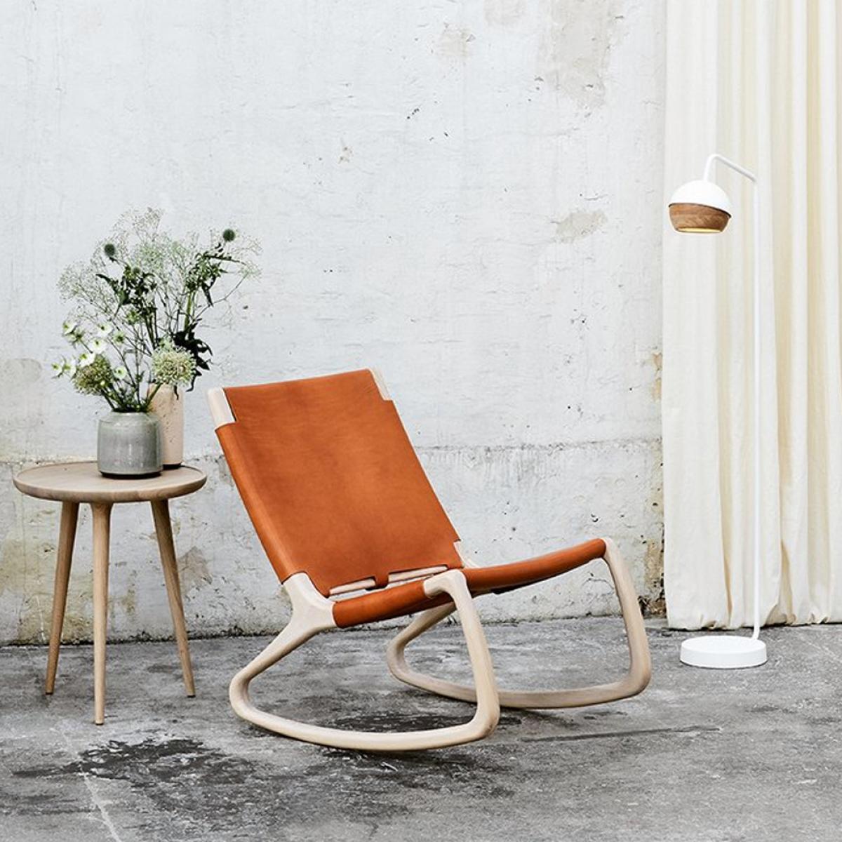 Mater Ray floor lamp white oak detail on screen – image 3