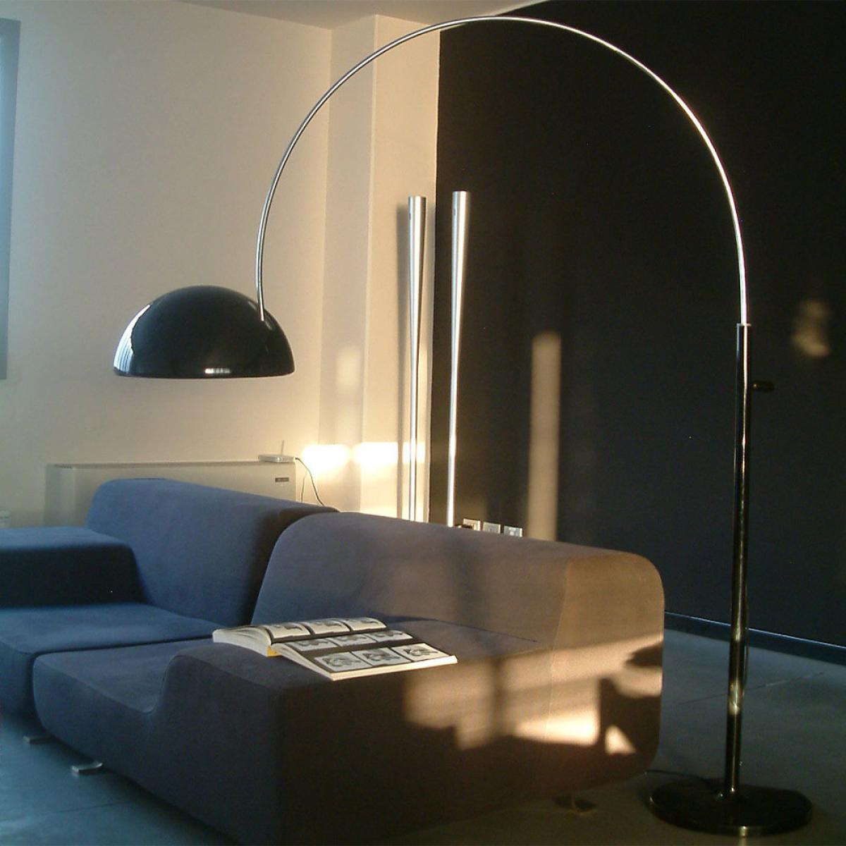 Oluce Coupé 3320 floor lamp Black chrome stand – image 3