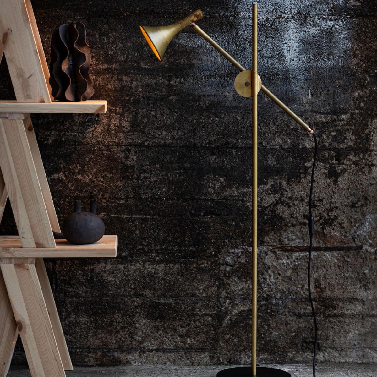 Konsthantverk Megafon floor lamp Raw brass black base – image 2