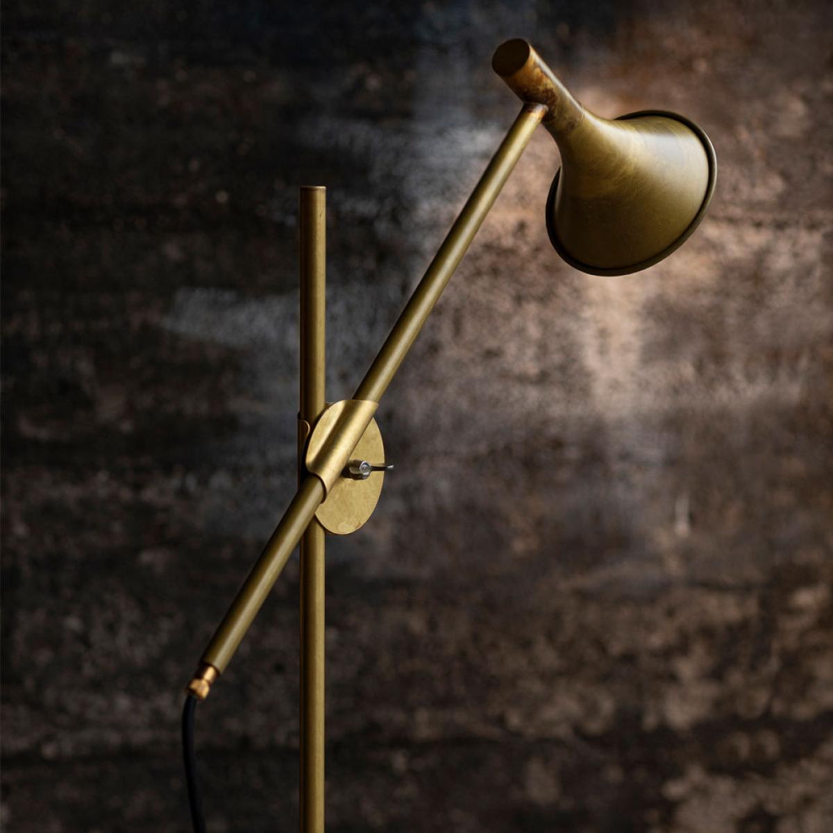 Konsthantverk Megafon floor lamp Raw brass black base – image 3