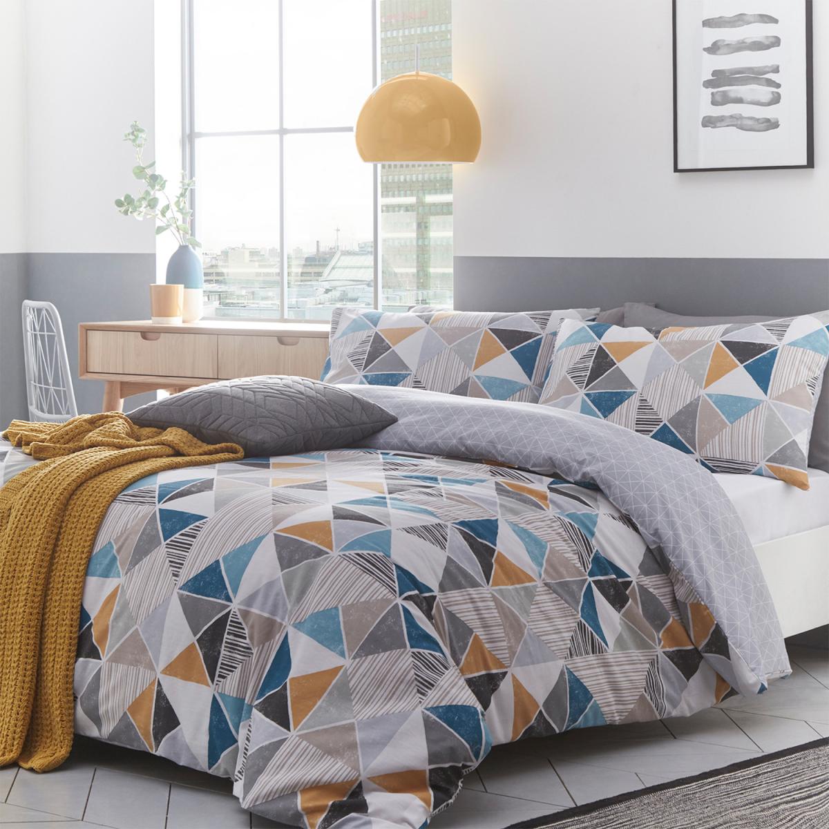 Triangular Geometric Duvet Cover Set - Multi / Superking – image 2