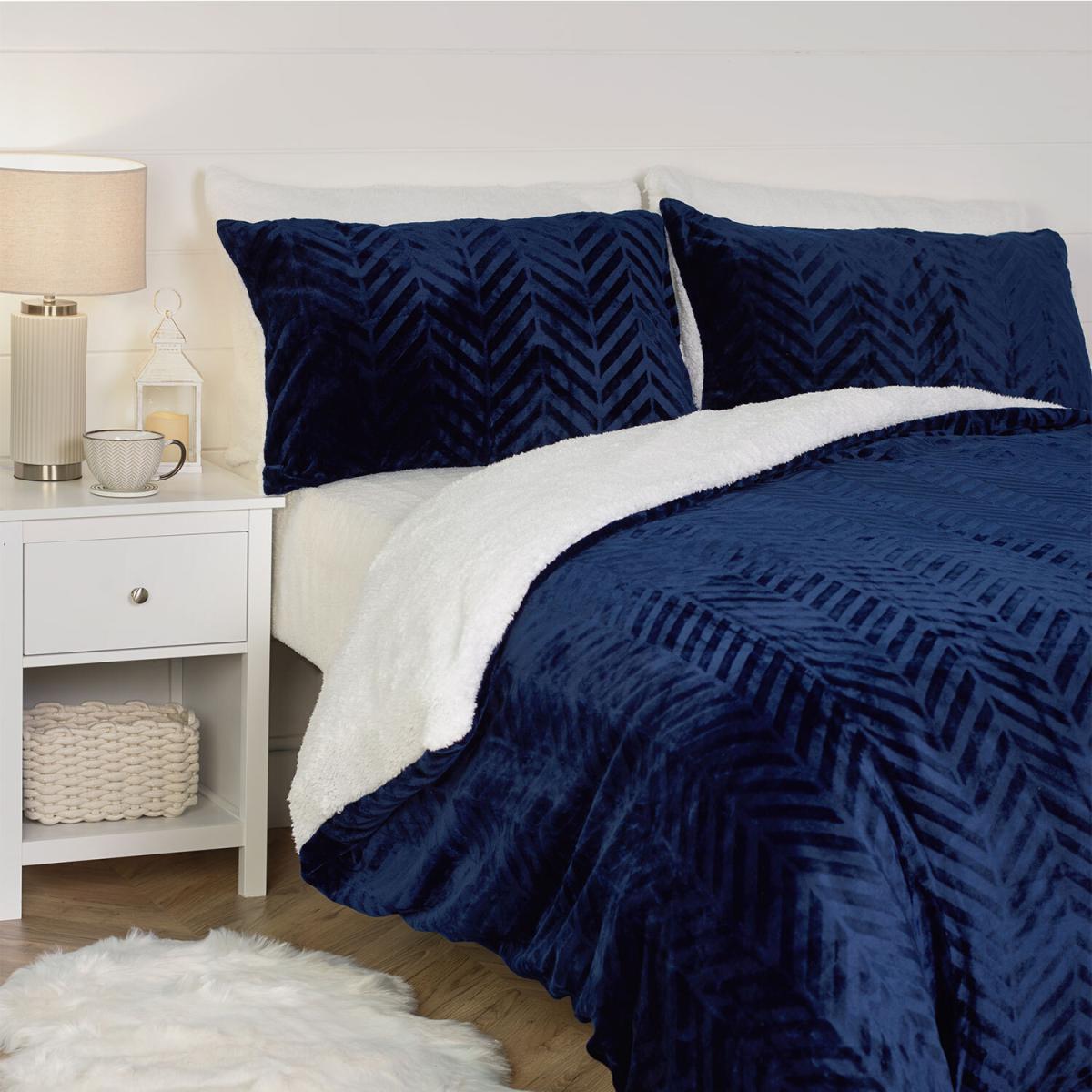 Chevron Fleece Duvet And Pillowcase Set  - Red / Double – image 3