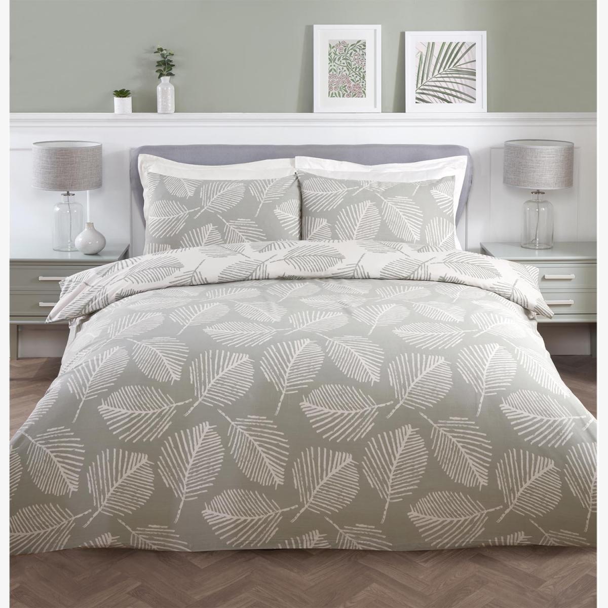 Falling Leaves Duvet Cover and Pillowcase Set - Green and White / Double – image 1