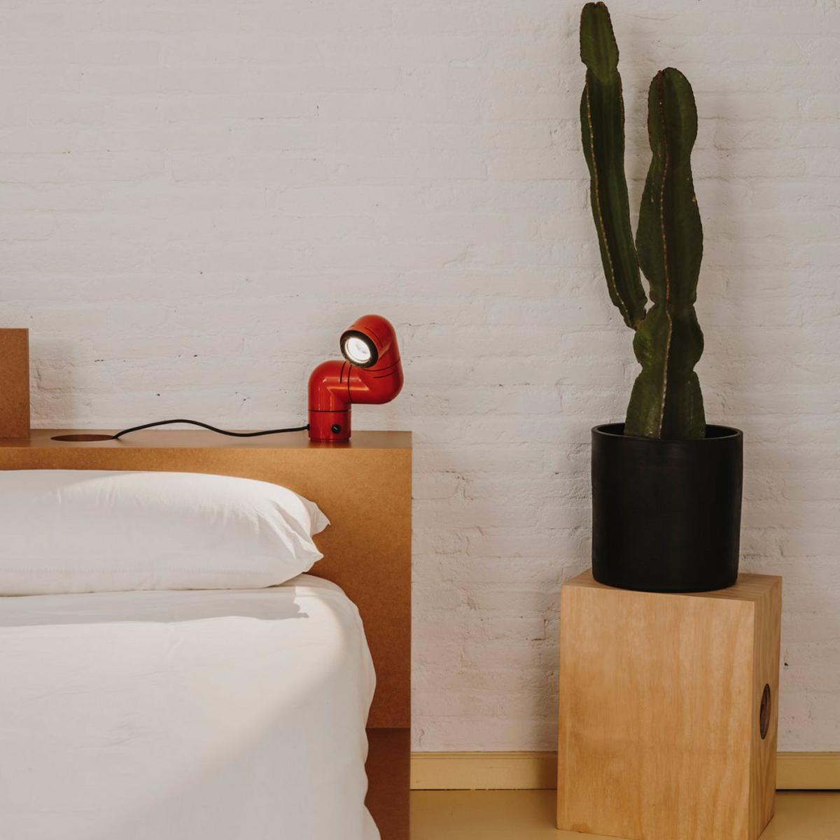 Red Tatu Table Lamp - UK Plug – image 3
