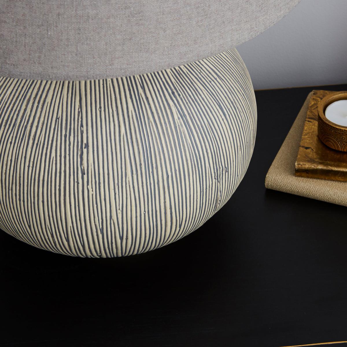 Dahlia Scratched Resin Grey Table Lamp Grey – image 3