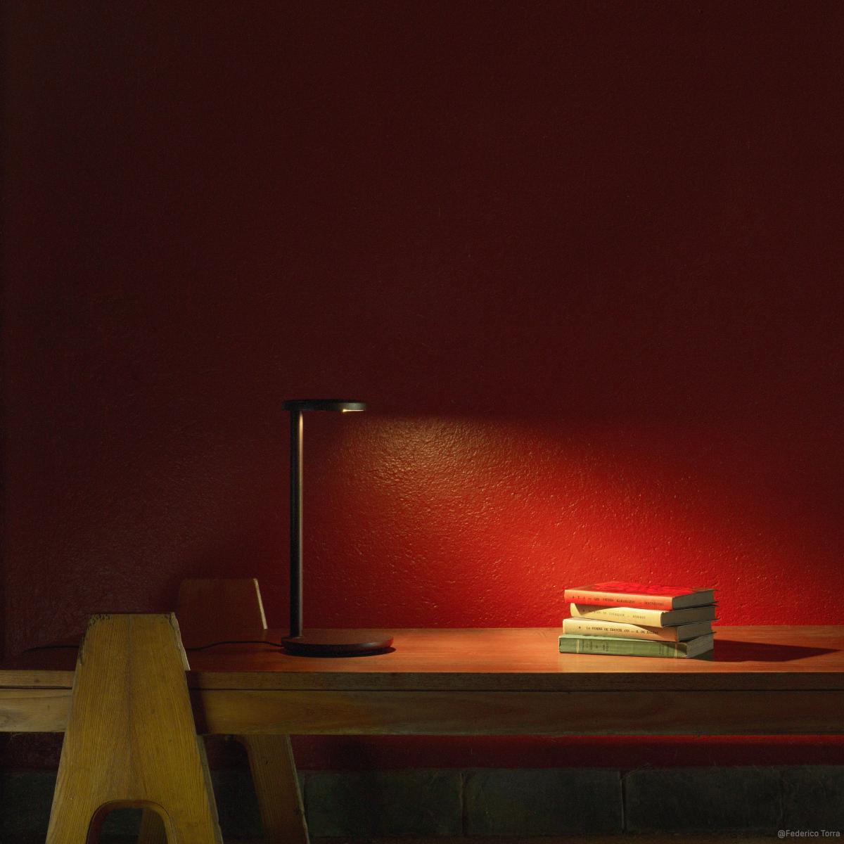 Oblique QI Table lamp - / LED - With USB-C plug and induction charger by Flos Grey – image 3
