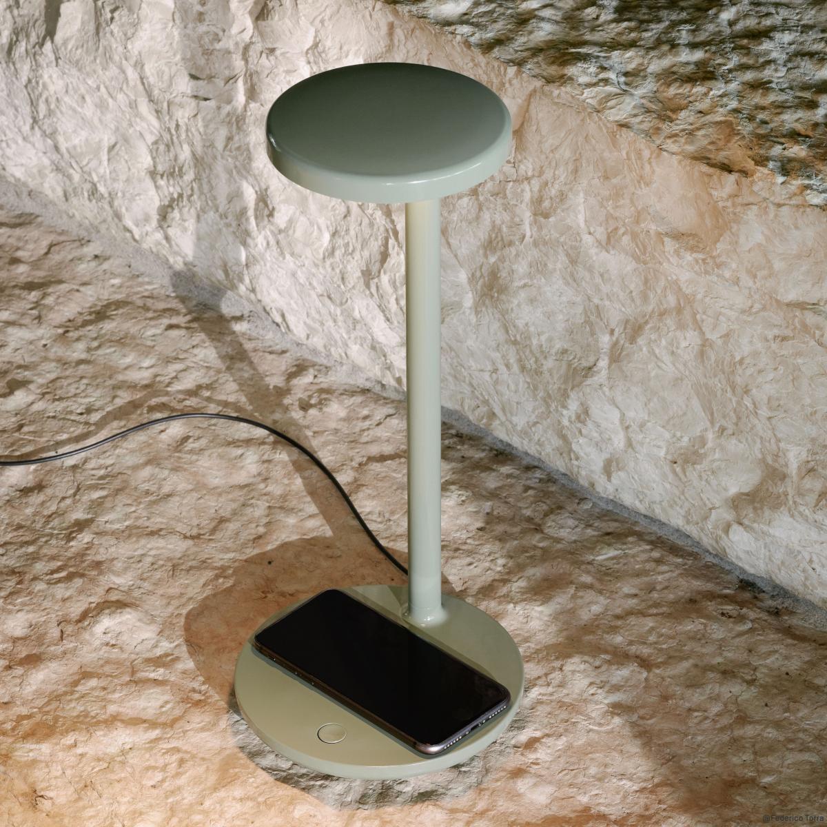Oblique QI Table lamp - / LED - With USB-C plug and induction charger by Flos Grey – image 4