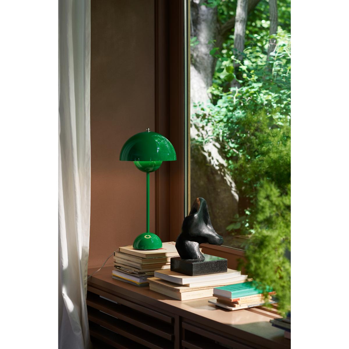 FlowerPot VP3 table lamp Signal green – image 3