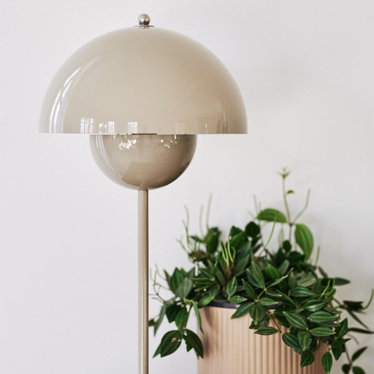 FlowerPot VP3 table lamp grey-beige – image 3