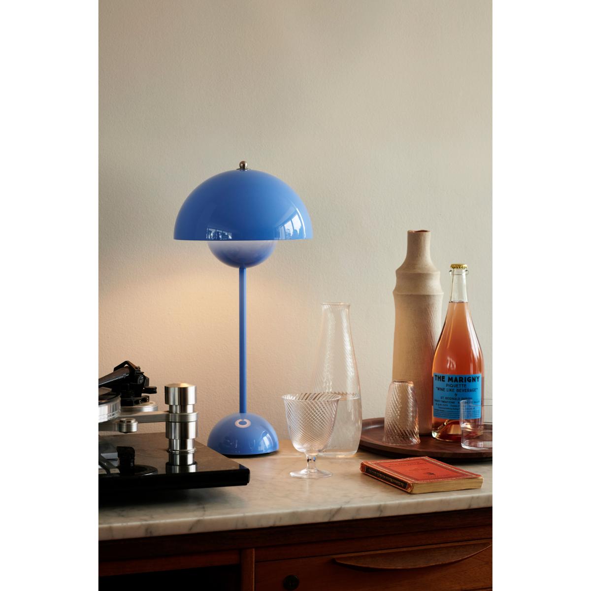 &Tradition FlowerPot VP3 table lamp Swim blue – image 3