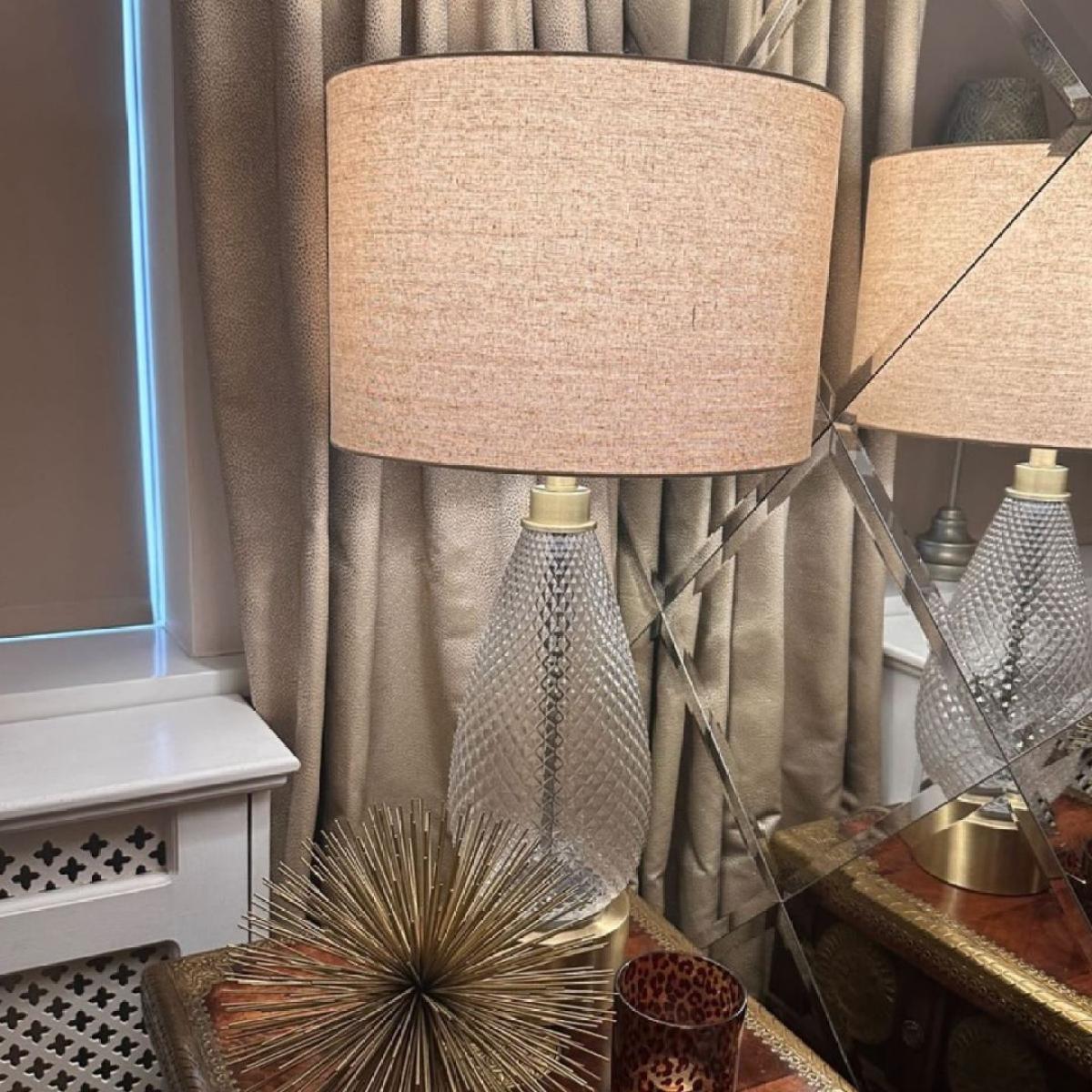 VIRGINIA 1 LIGHT ANTIQUE BRASS AND TEXTURED GLASS TABLE LAMP – image 1