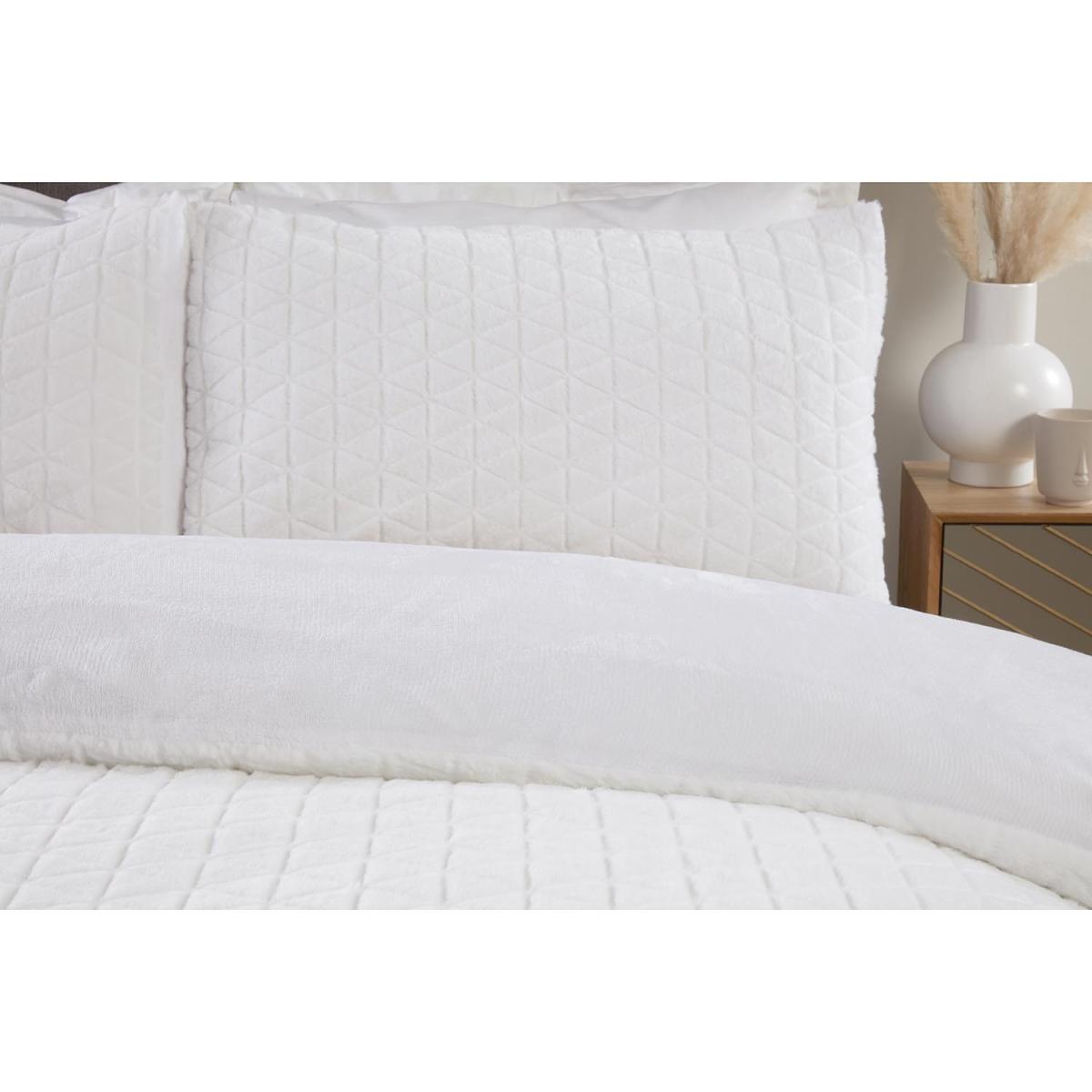 Geo Faux Fur Duvet Cover and Pillowcase Set - White / Single – image 3