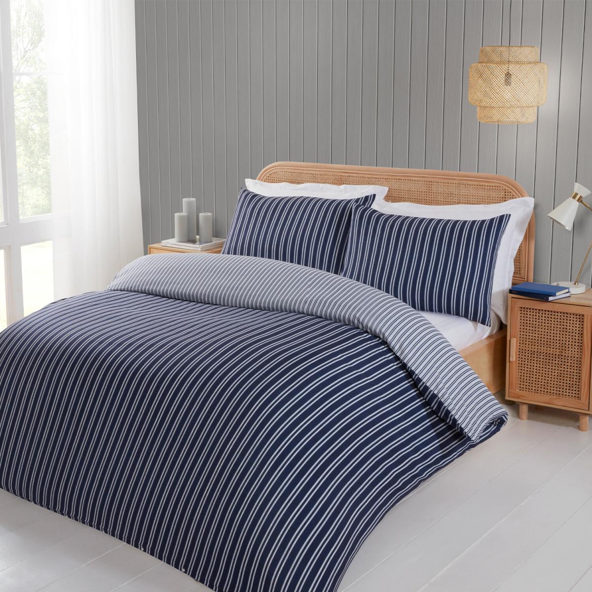 Harbour Stripe Duvet Cover and Pillowcase Set - Navy / Single – image 2
