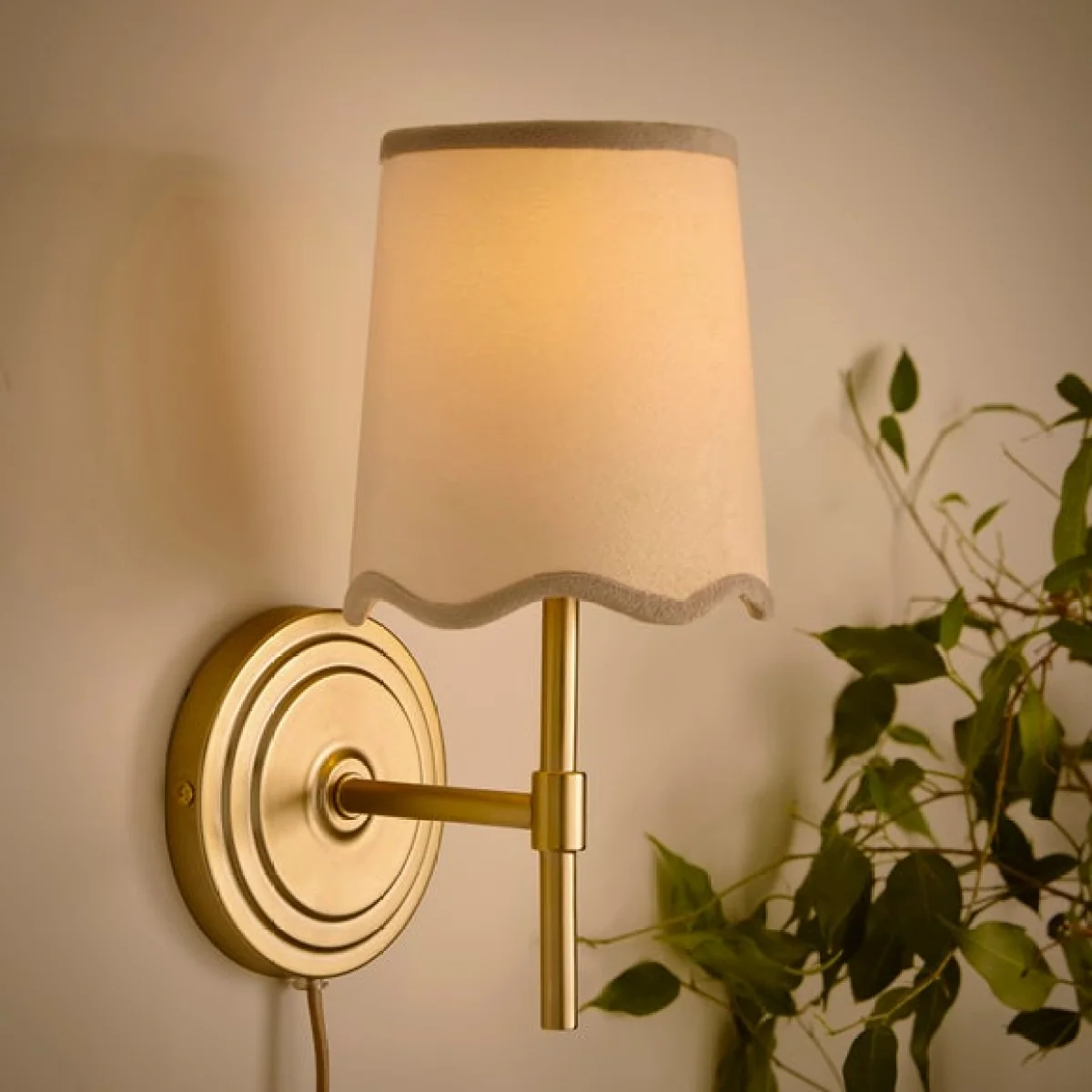 Scalloped Velvet Easy Fit Lamp Shade – image 2