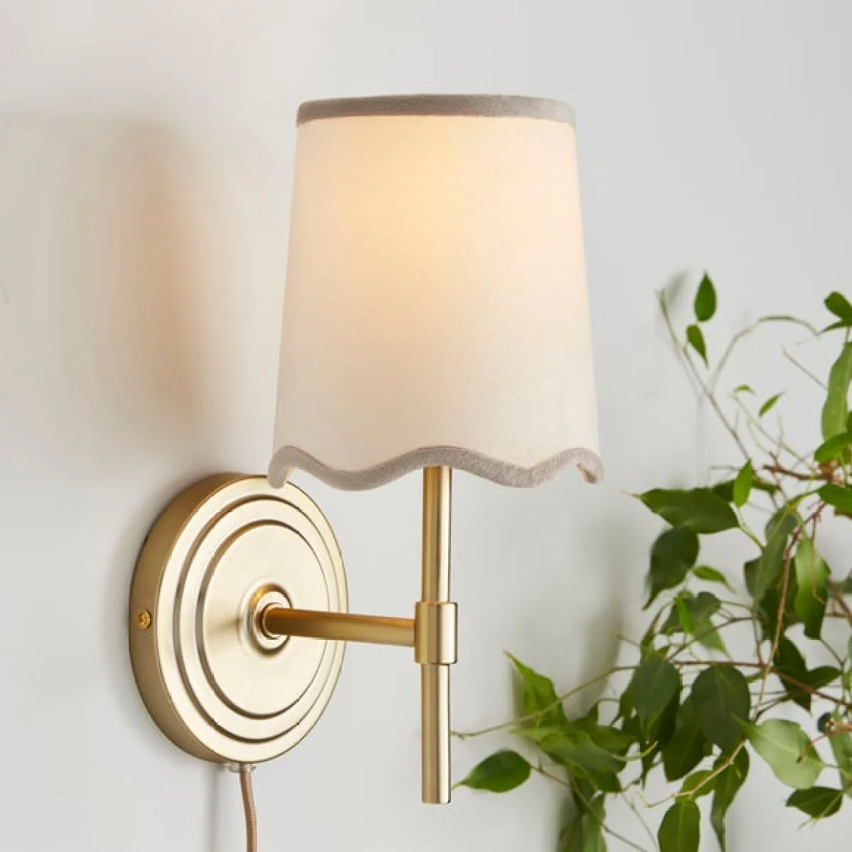 Scalloped Velvet Easy Fit Lamp Shade – image 1