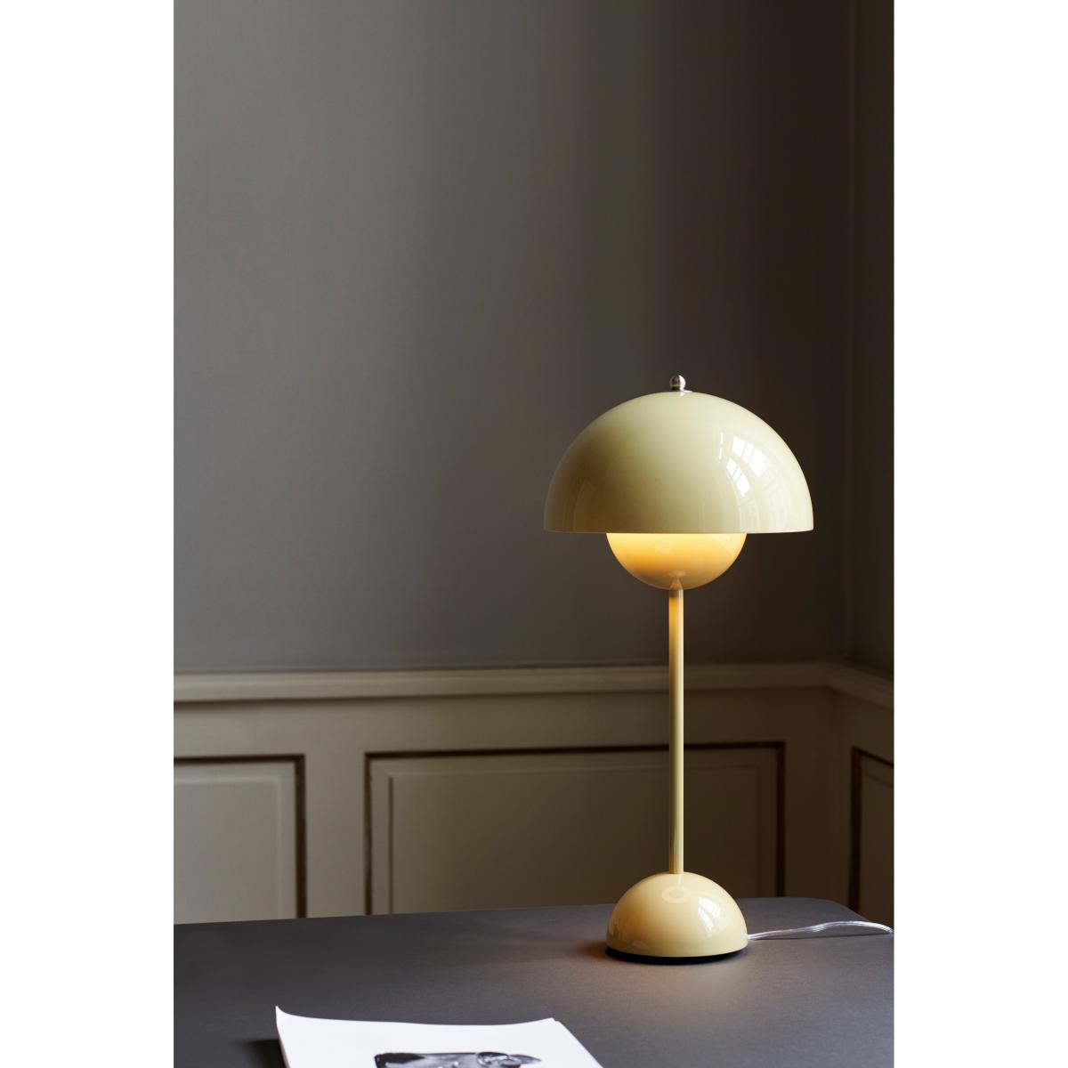 FlowerPot VP3 table lamp Pale sand – image 3