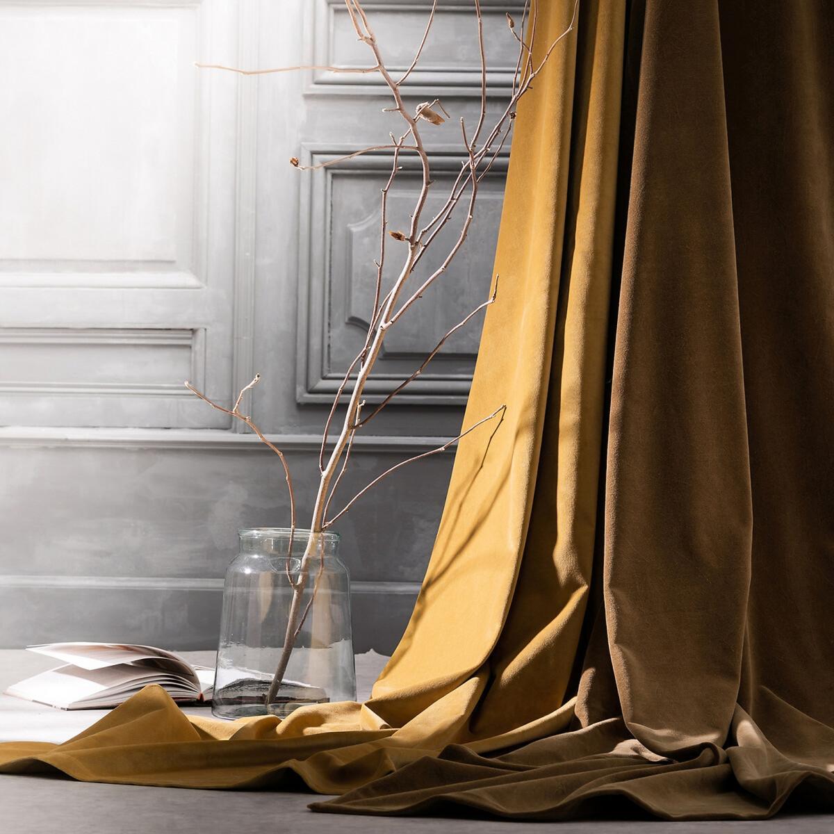 Lavezzi Single Velvet Curtain with Little Eyelets – image 4