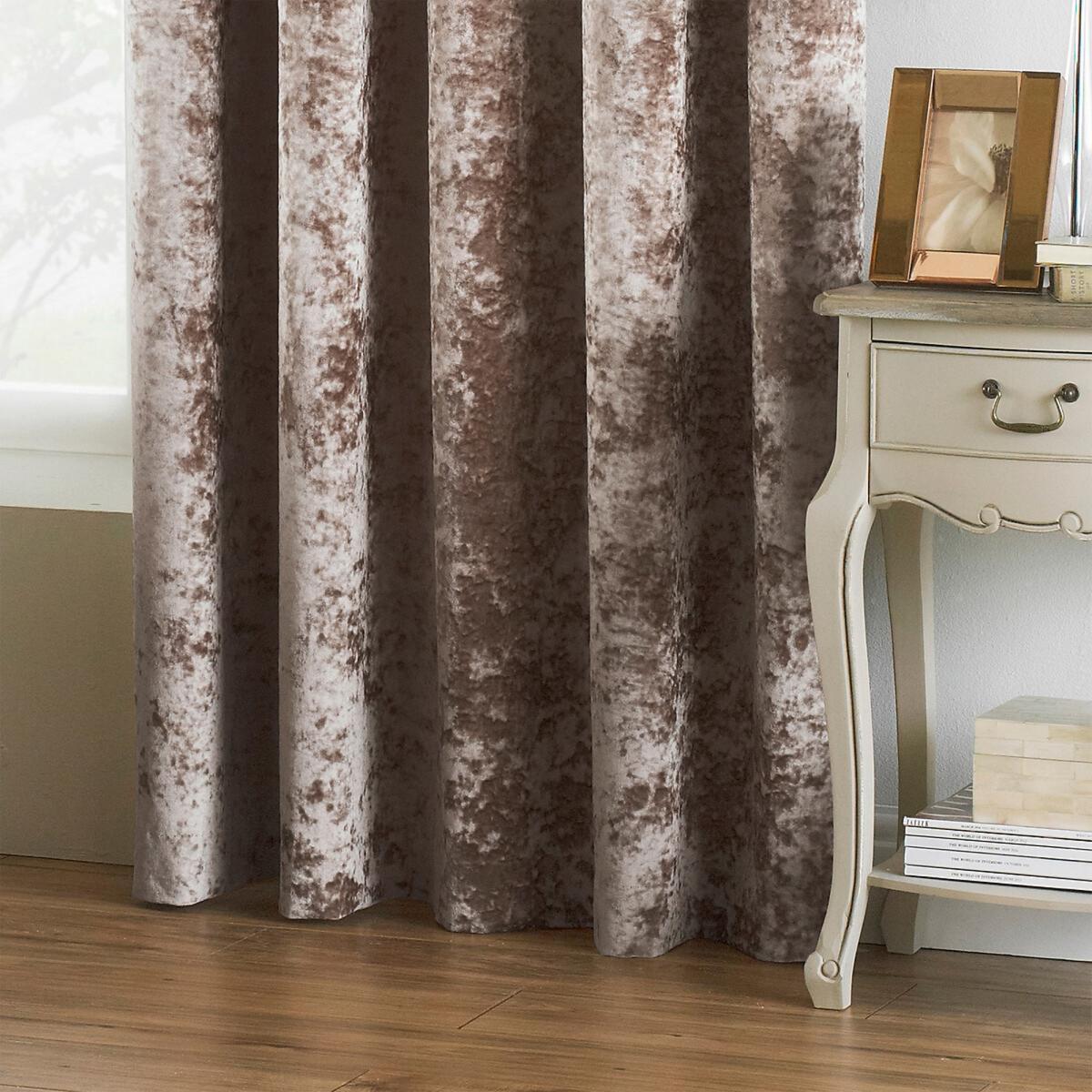 Verona Crushed Velvet Eyelet Curtains – image 3
