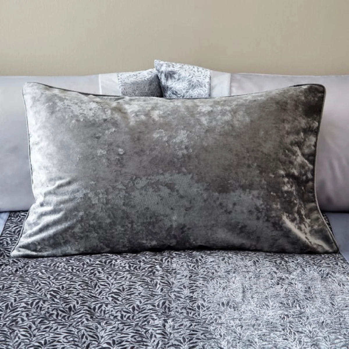 Crushed Velour Piped Pillowcase Grey – image 1