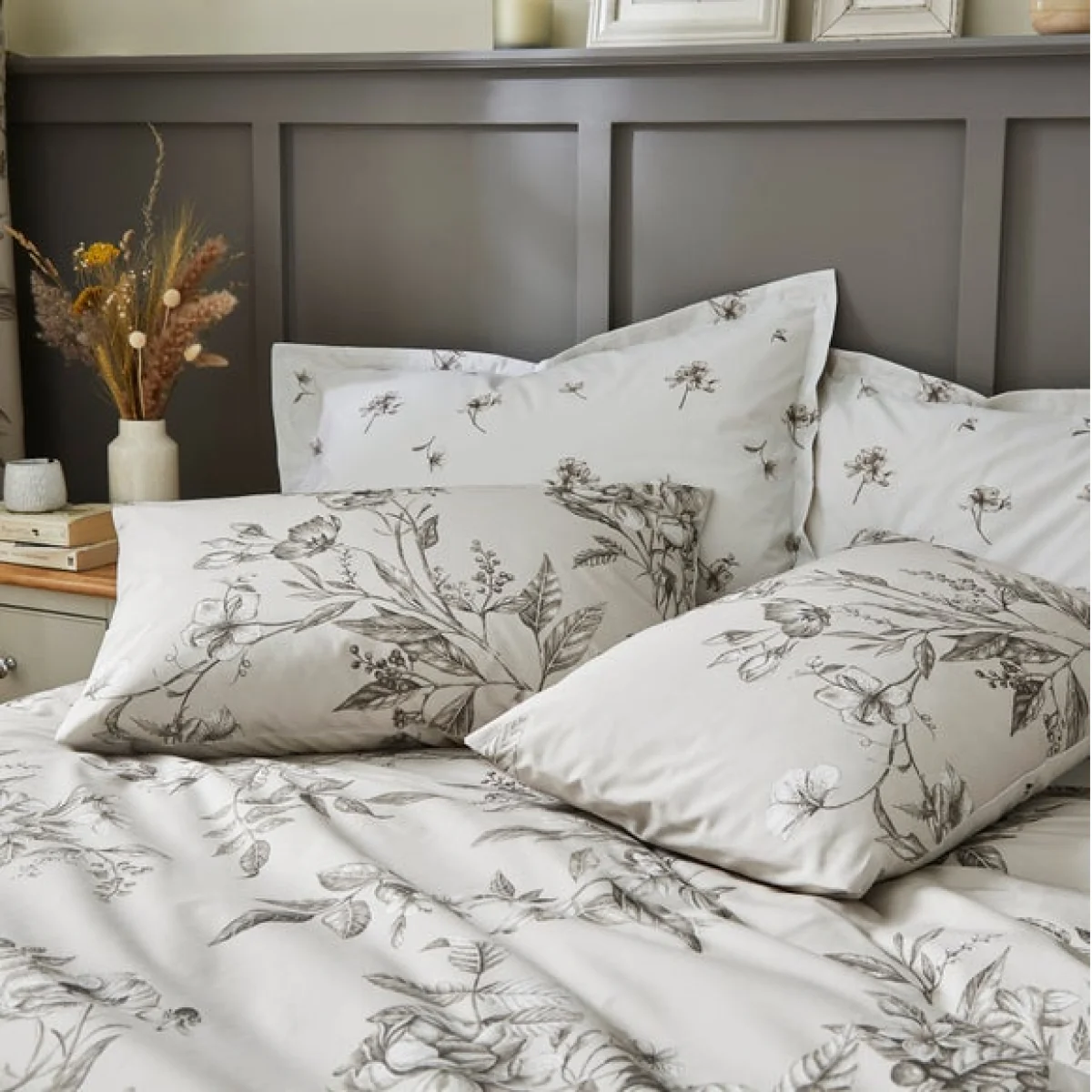 Bridget Etched Floral Oxford Pillowcase Natural (Beige) – image 3