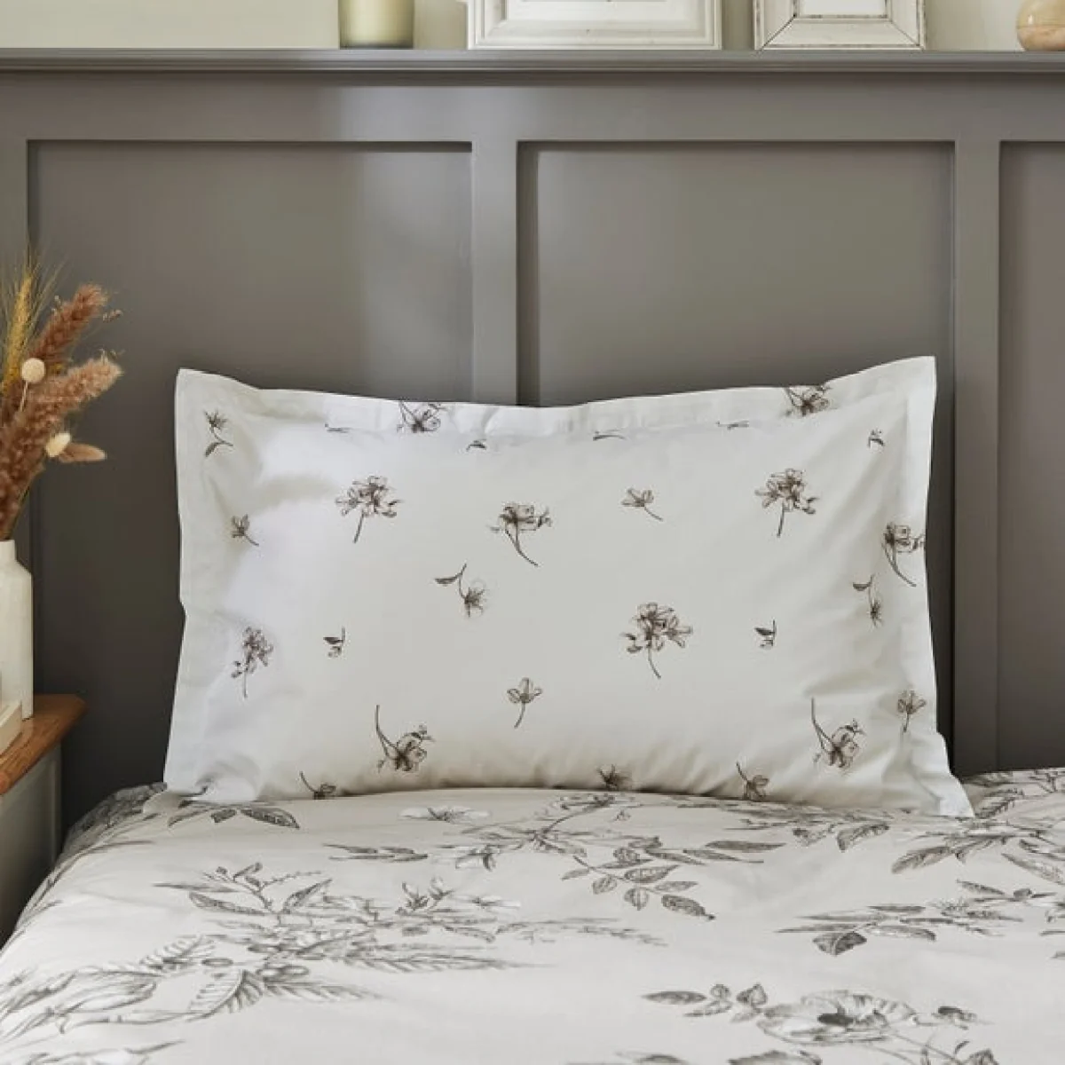 Bridget Etched Floral Oxford Pillowcase Natural (Beige) – image 4