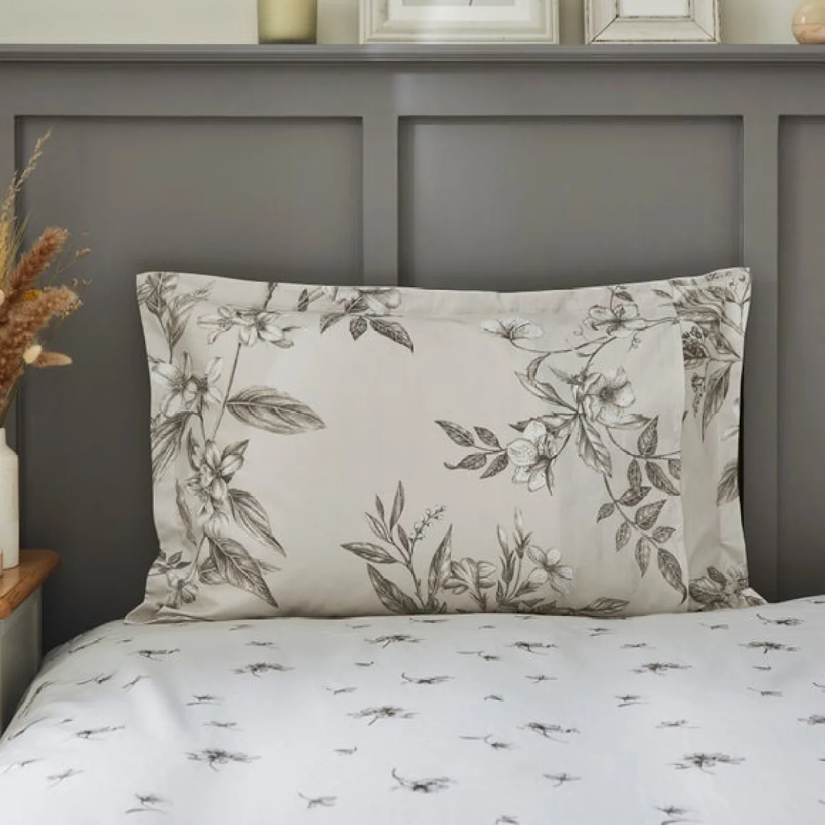 Bridget Etched Floral Oxford Pillowcase Natural (Beige) – image 1