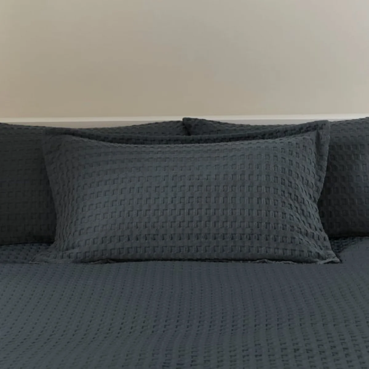 Emerson Waffle Oxford Pillowcase Charcoal (Grey) – image 1