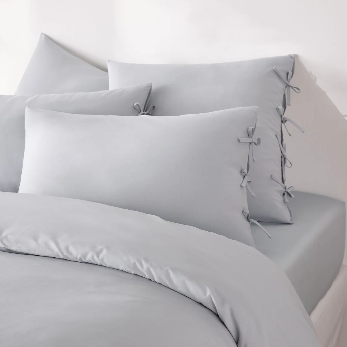 Scenario Plain Cotton Pillowcase with Tie Fastening – image 3